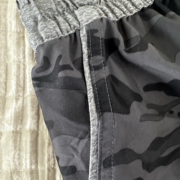 Vuori Clementine 2.0 Women's Camouflage Athletic Shorts. 2” - Picture 5 of 9